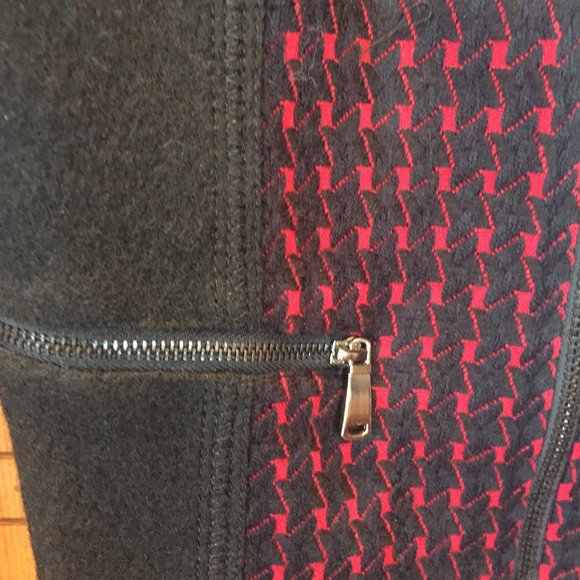 Zip up sweater cardigan with red and black print - Picture 4 of 4